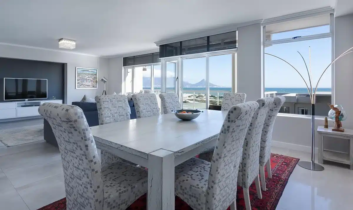 Sala de estar anónima com altifalante inteligente e lâmpada rachada sobre mesa