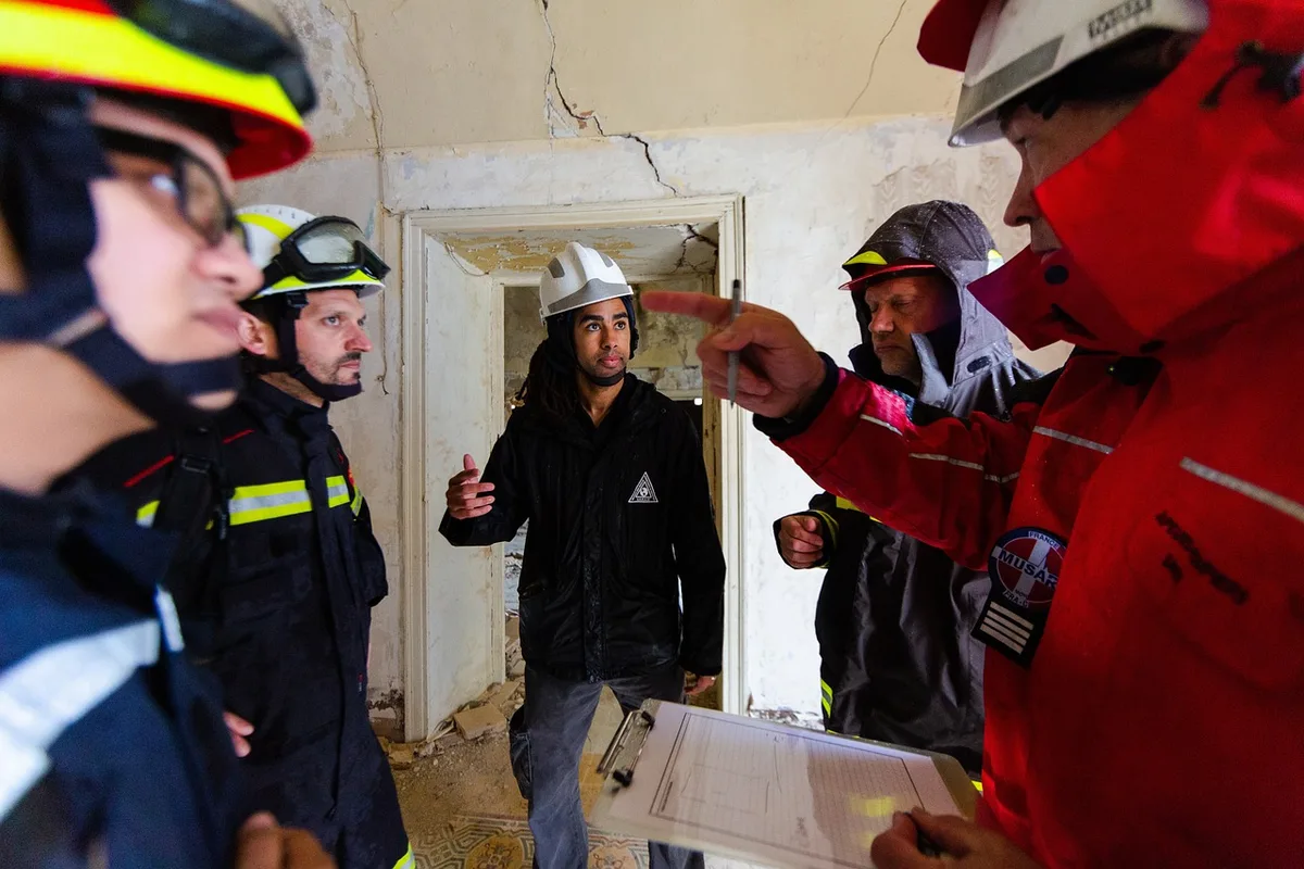 Equipa de resgate entre escombros de edifício danificado por sismo