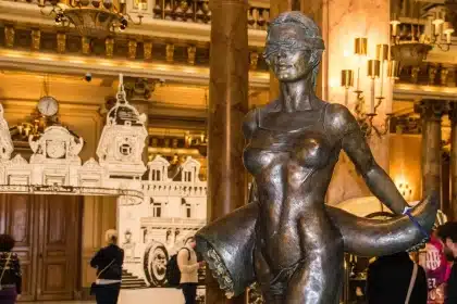 Quiosque de recolha de embalagens num espaço tipo café ou lobby de hotel, sem rostos identificáveis