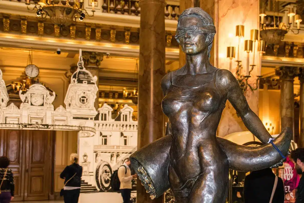 Quiosque de recolha de embalagens num espaço tipo café ou lobby de hotel, sem rostos identificáveis