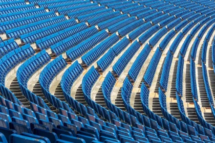 Jovem futebolista em movimento durante treino ou preparação de jogo num estádio