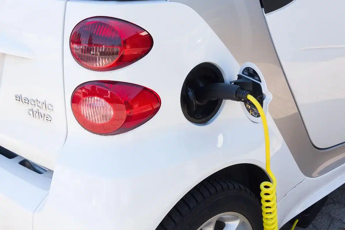 Veículo elétrico em carga e exibição genérica que ilustra a concorrência chinesa nos EVs