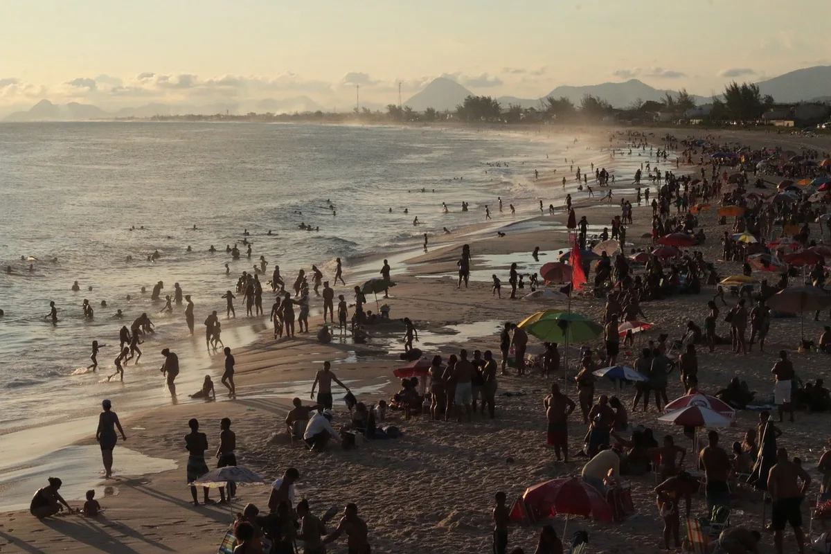 Pessoas em várias praias durante o verão, com guarda-sóis e banhistas