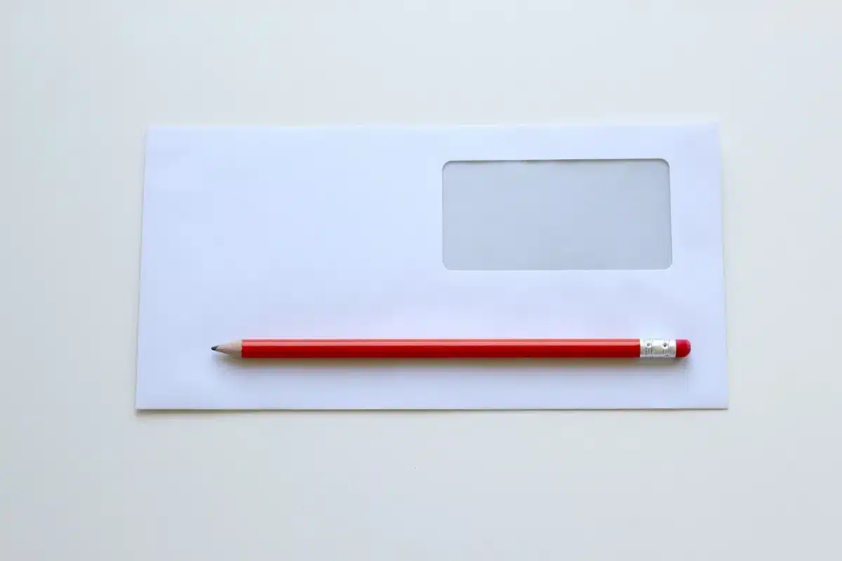 Mãos a segurar uma nota e um envelope simbolizando donativos angariados