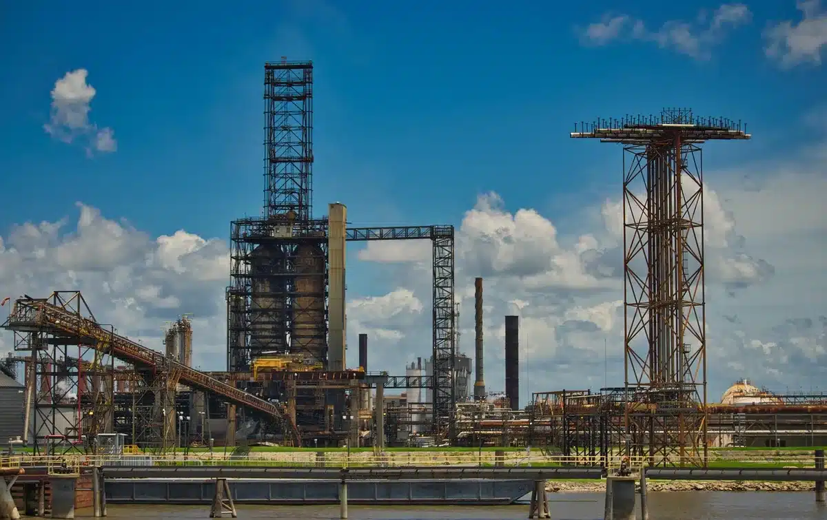 Instalação de tratamento para reutilização de água perto de unidades industriais