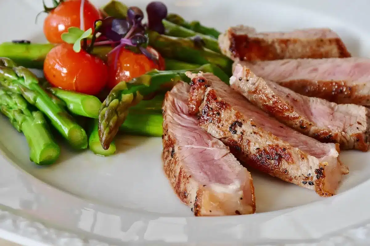 Atum grelhado com batatas e brócolos num prato preparado