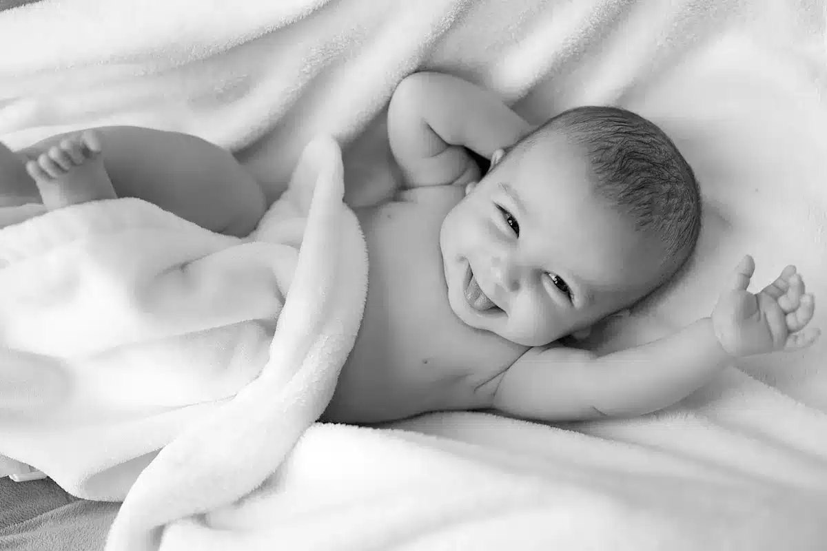 Zona macia com almofadas e brinquedos sensoriais para bebés