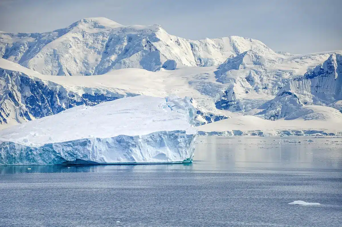 Costa polar com gelo marinho em recuo e erosão costeira