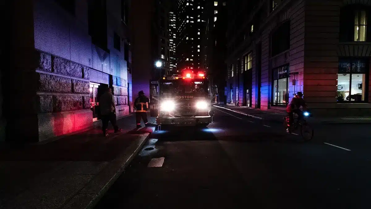 Equipa de emergência junto a destroços durante resgate noturno