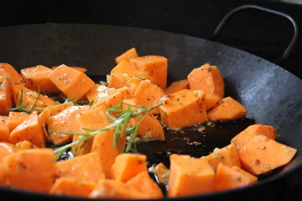 Demonstração culinária com batata-doce e chícharo numa feira local