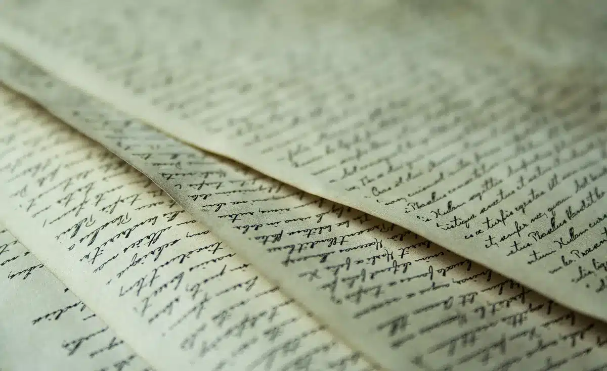 Documento explicativo sobre retenções na fonte e um formulário de salários numa secretária
