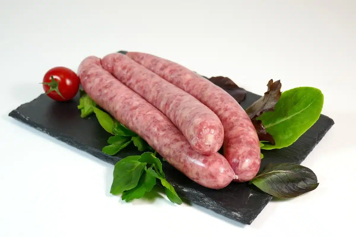 Travessa com fatias de carne e enchidos servidos num buffet