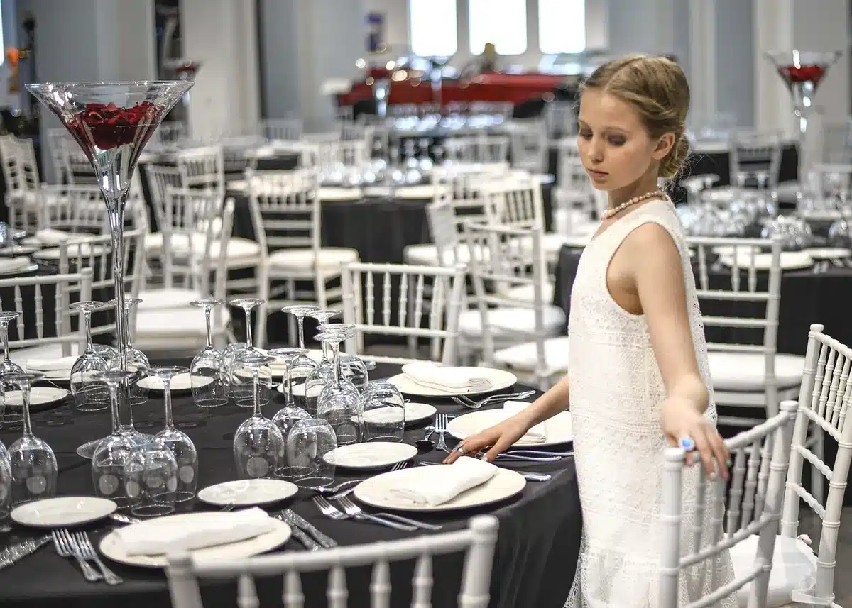 Clientes a servir-se num sistema self-service num restaurante