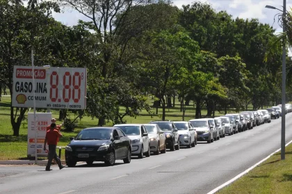 Carga do imposto sobre combustíveis: dnoticias.pt diz que pesa mais nas famílias