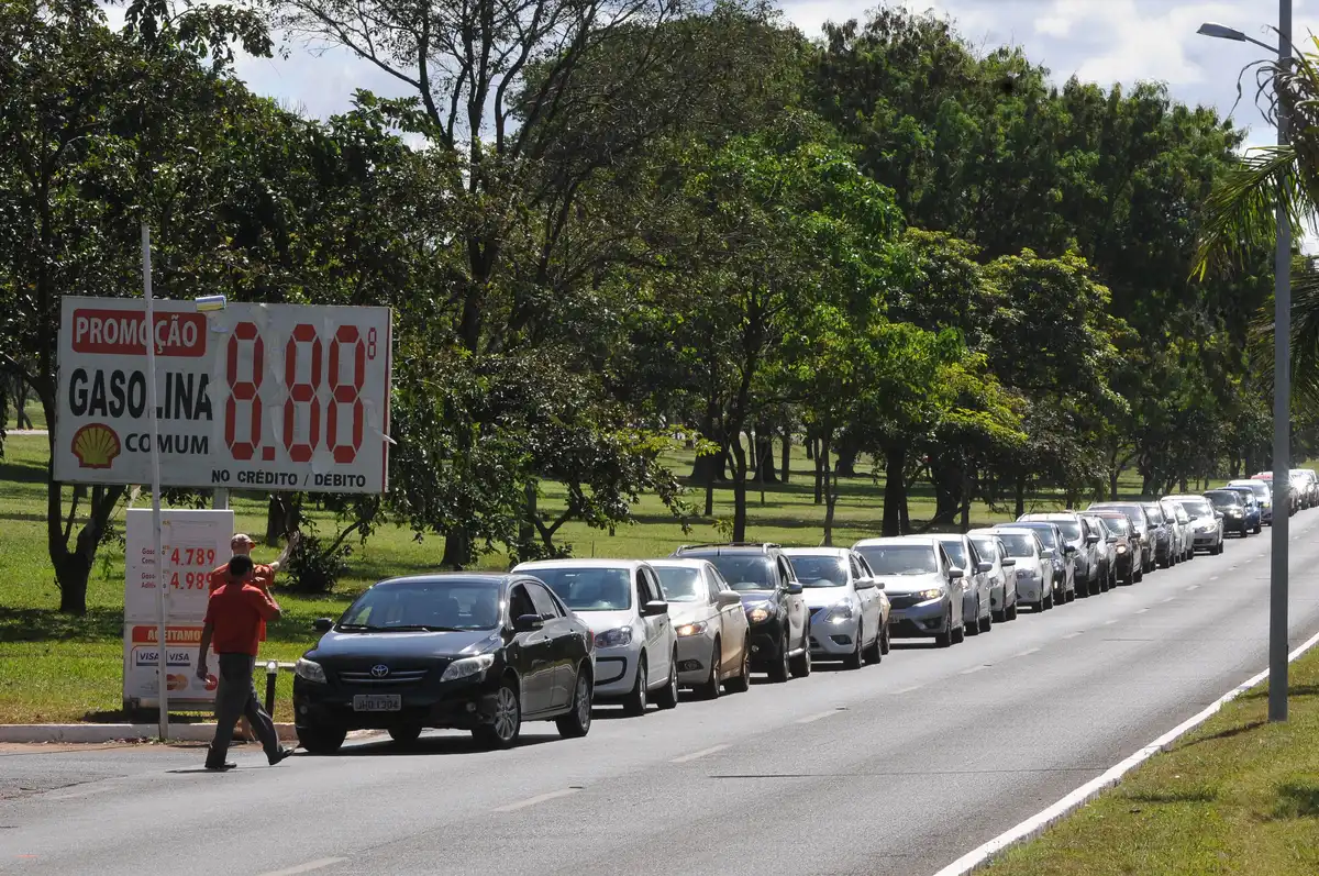 Carga do imposto sobre combustíveis: dnoticias.pt diz que pesa mais nas famílias