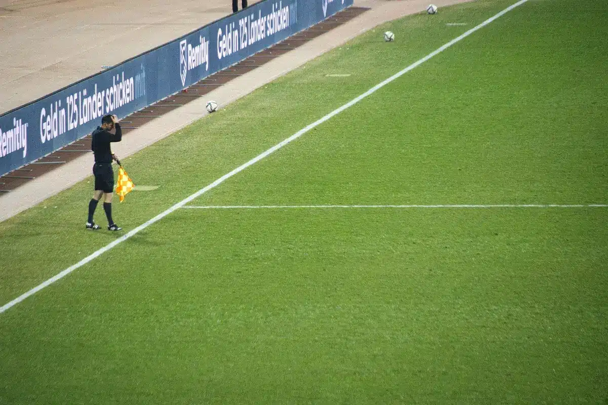 Relvado sintético estreito com marcações visíveis antes do jogo