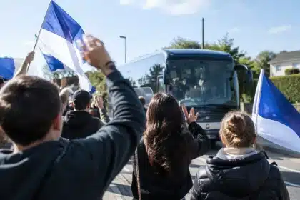 Carro atinge grupo de fãs de râguebi a norte de Sydney e fere dez pessoas