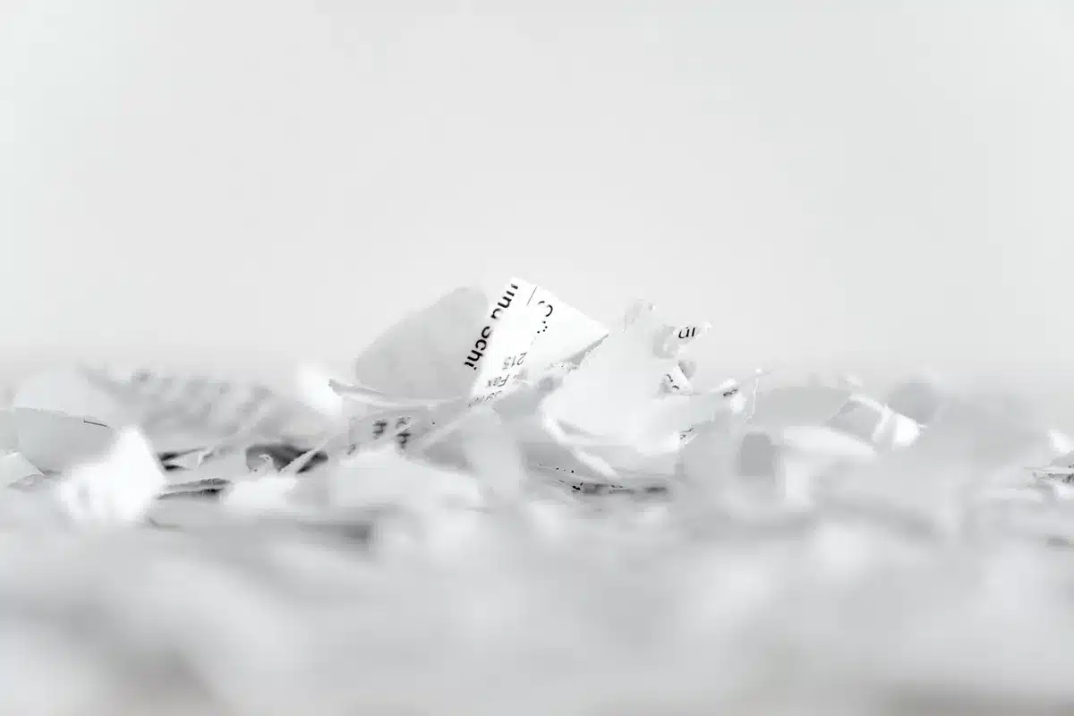 Documentos orçamentais com rubricas riscadas que ilustram cortes de verba