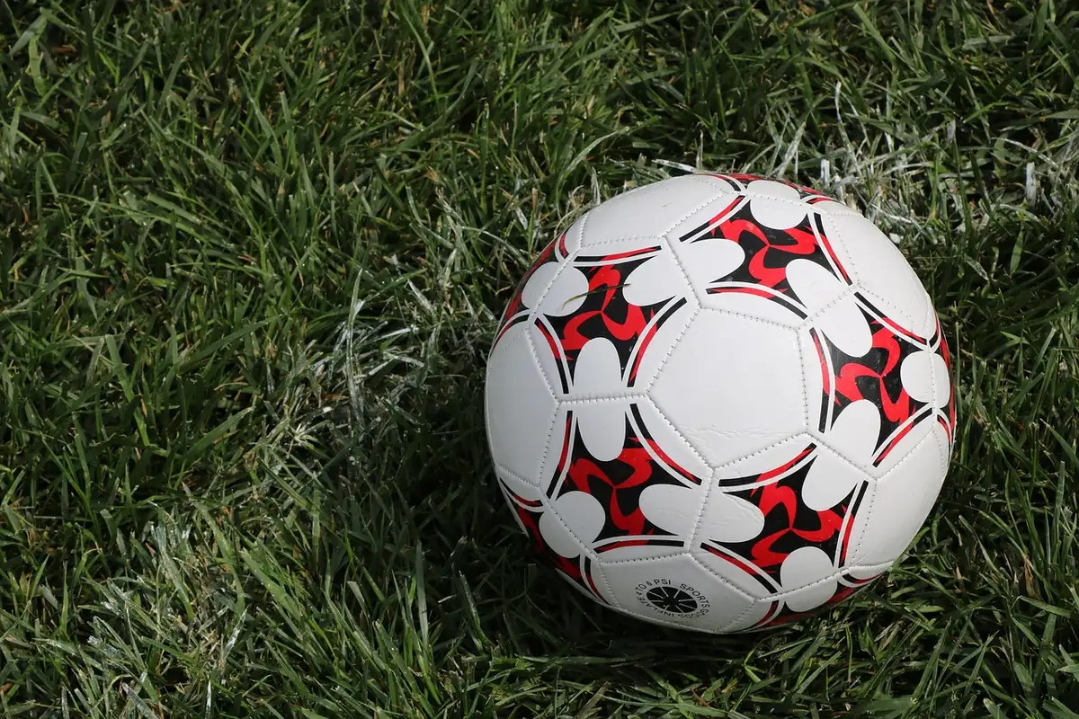 Jogadores e malas no balneário aguardam decisão sobre viagem