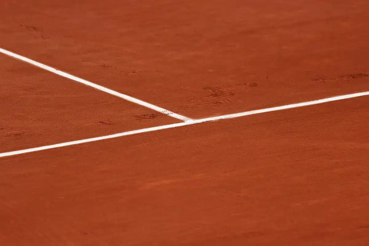 Placar eletrónico de ténis mostrando 7-5, 5-3 e cronómetro de partida