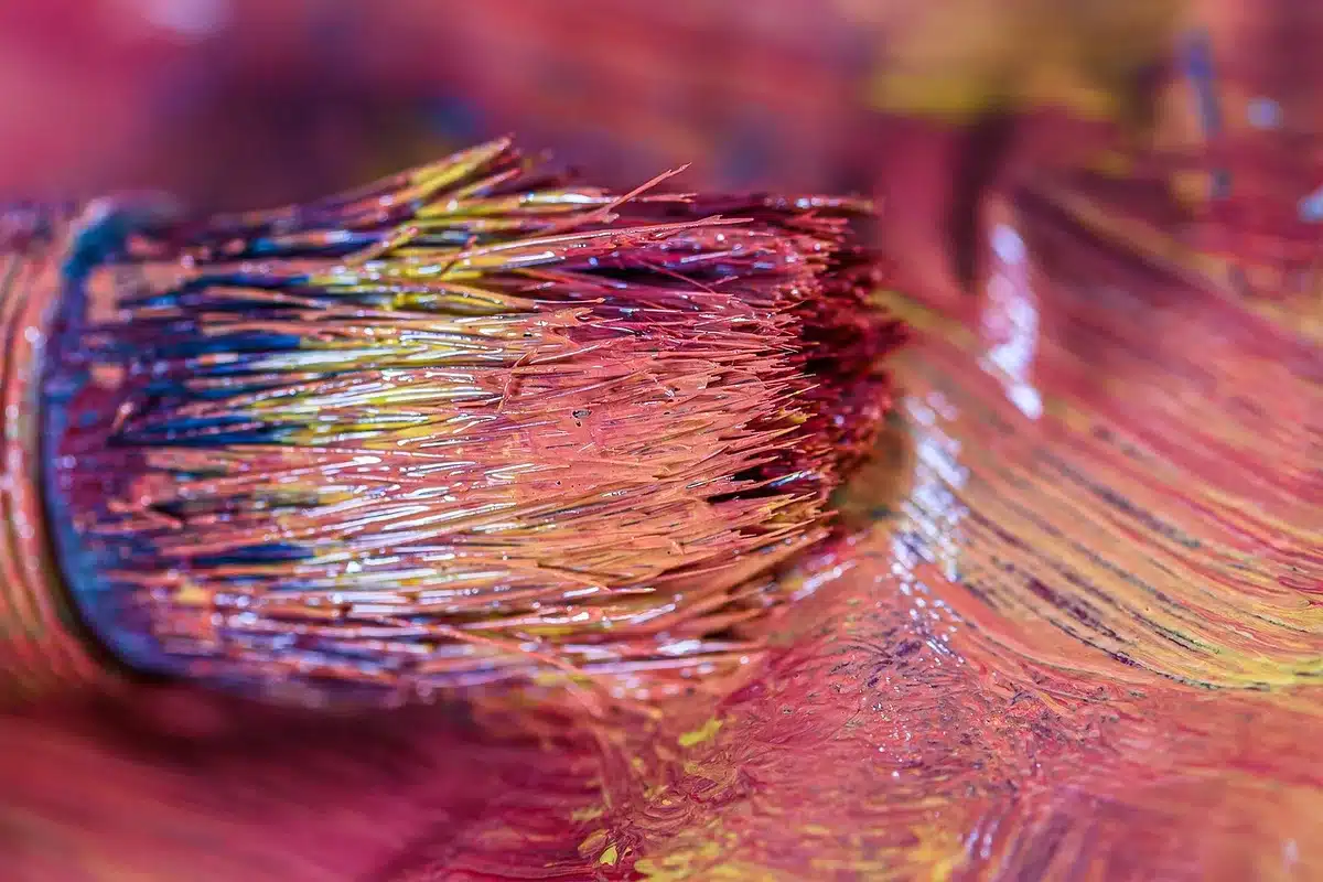 Close-up de ferramentas de manicure e paleta de cores