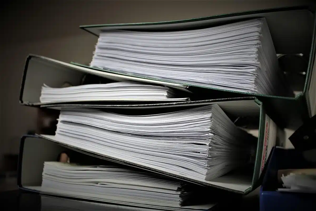 Assinatura de contrato de crédito à habitação em mesa