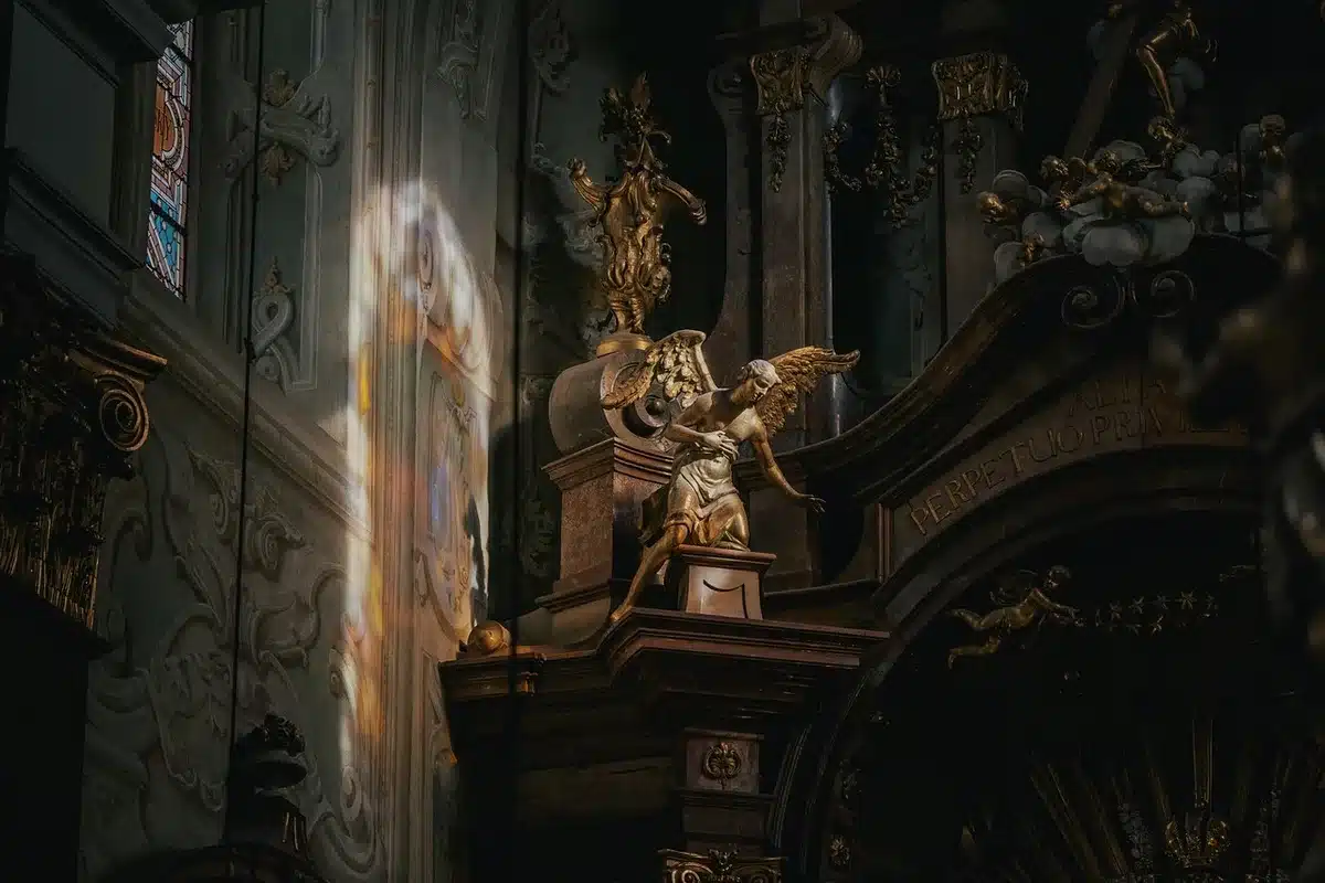 Interior da Igreja de Santo António dos Portugueses com guia e visitantes