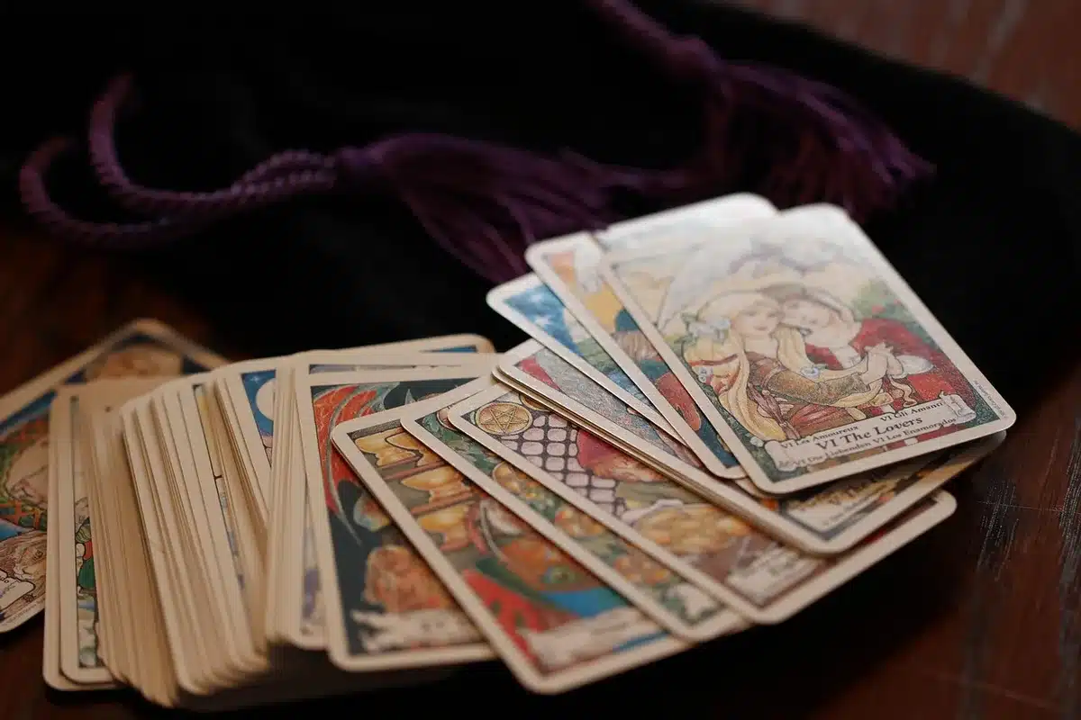 Mãos de mágico a preparar um número com cartas e adereços no palco