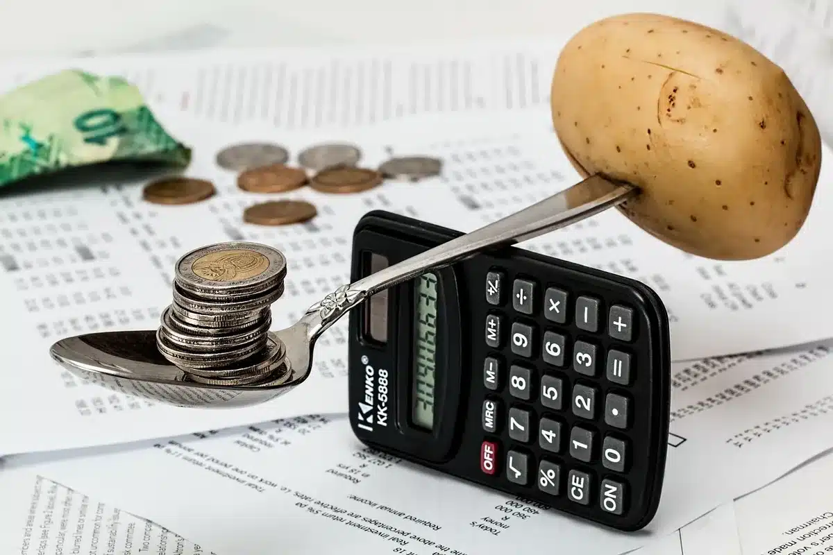 Família a calcular despesas domésticas com calculadora e documentos