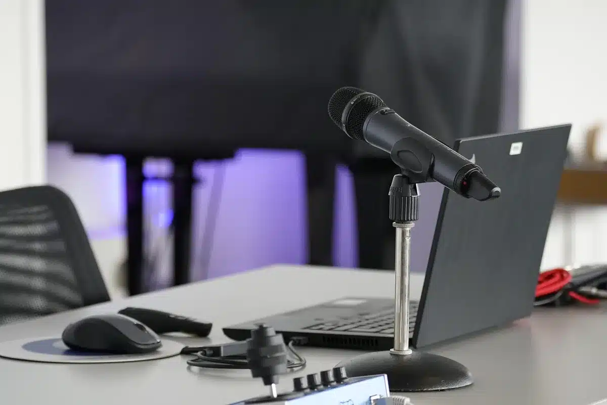 Ensaios intensos com microfones e partituras em estúdio improvisado