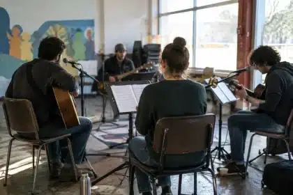 Ex-escuteiros transformam amizade em projeto musical que surpreende