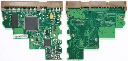 Placas de circuito e módulos de memória empilhados num banco de trabalho