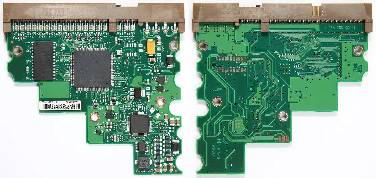 Placas de circuito e módulos de memória empilhados num banco de trabalho