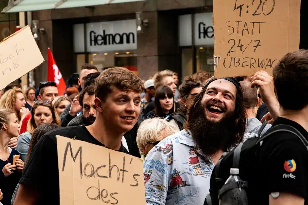 Cartaz de protesto anónimo e mãos de tripulantes durante greve