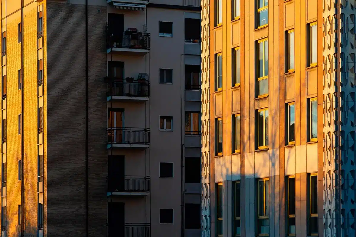 Blocos de habitação urbanos que evocam preocupações sobre moradia