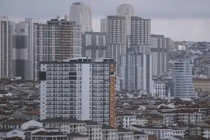 Blocos de habitação e clínica pública com pessoas anónimas ao longe