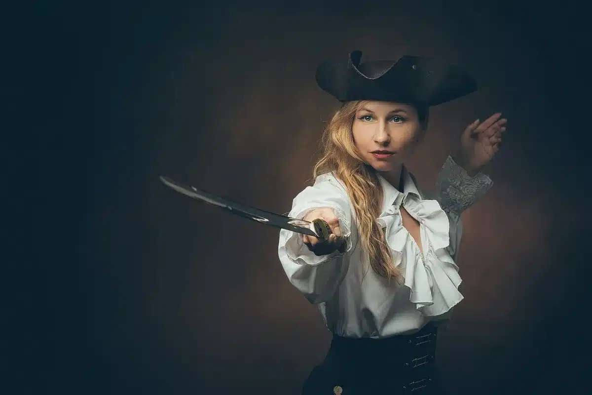 Figurinos e cenário de drama histórico que evocam finais de séries de época