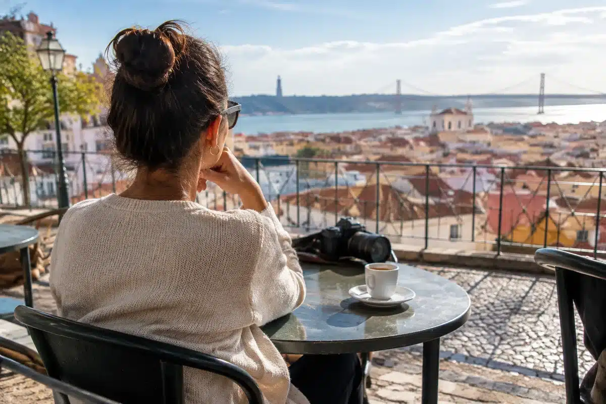 Margaret Qualley transforma Lisboa em protagonista: filme segue fórmula previsível