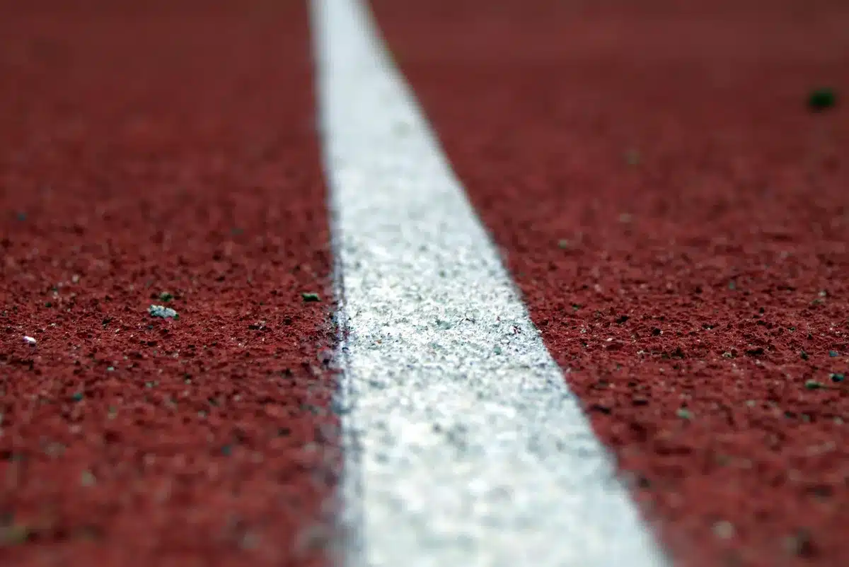 Pista de atletismo e linha de meta vazia ilustrando legado competitivo