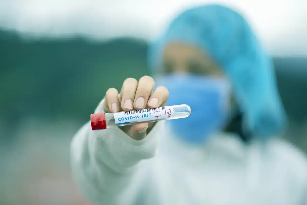 Equipa de saúde a realizar rastreios clínicos numa comunidade rural