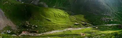 Planalto com ribeiro e aldeias ao fundo, luz clara