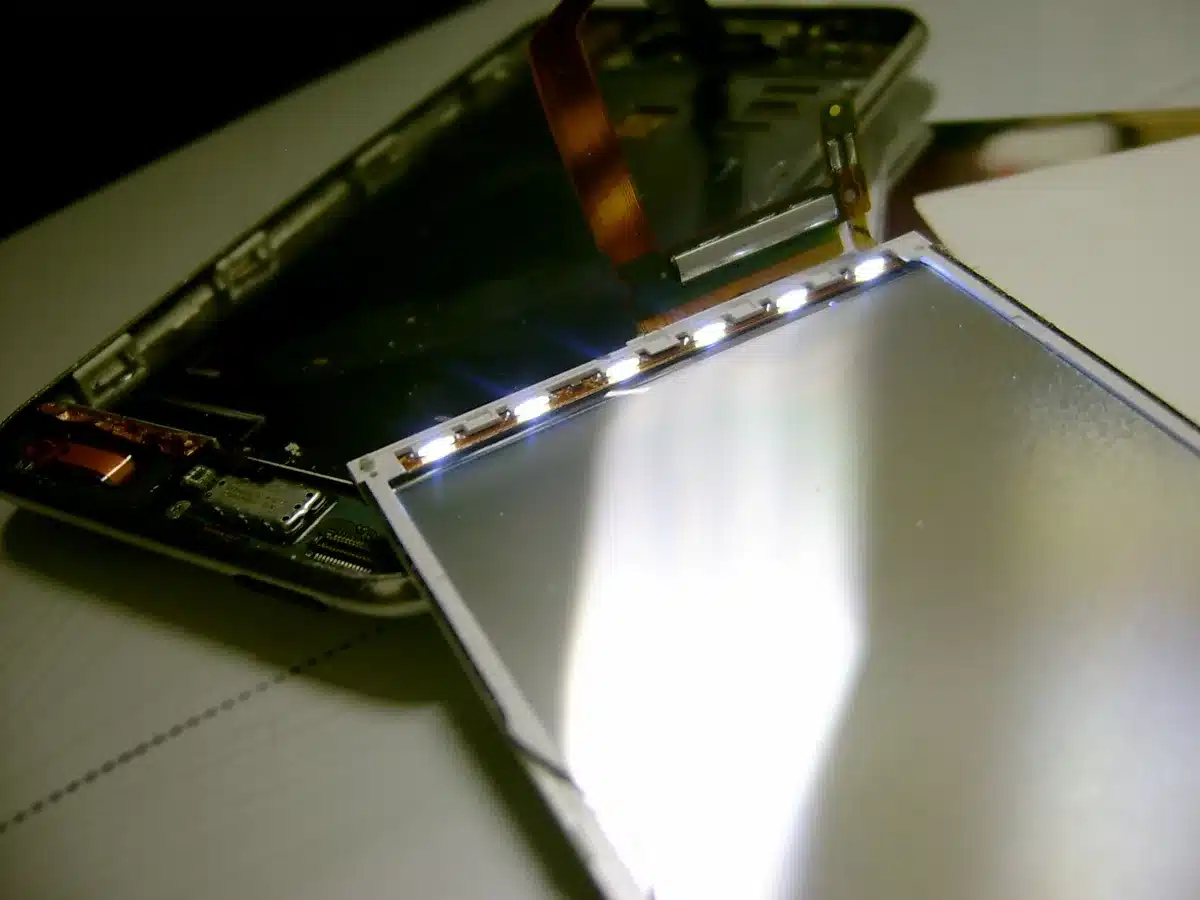 Mini LED: melhora contraste e brilho para negros mais profundos