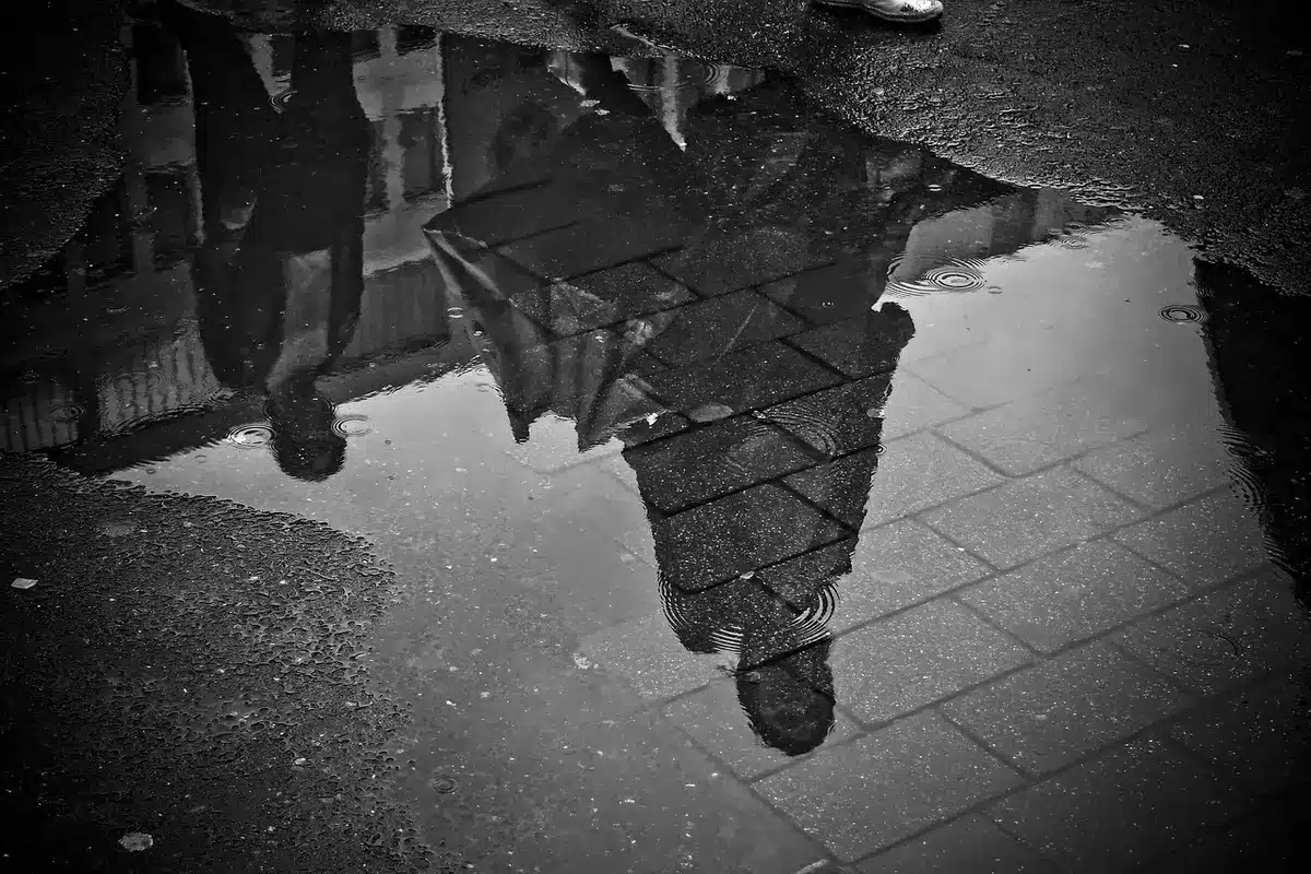 Mulher refletida no espelho de costas, ambiente doméstico