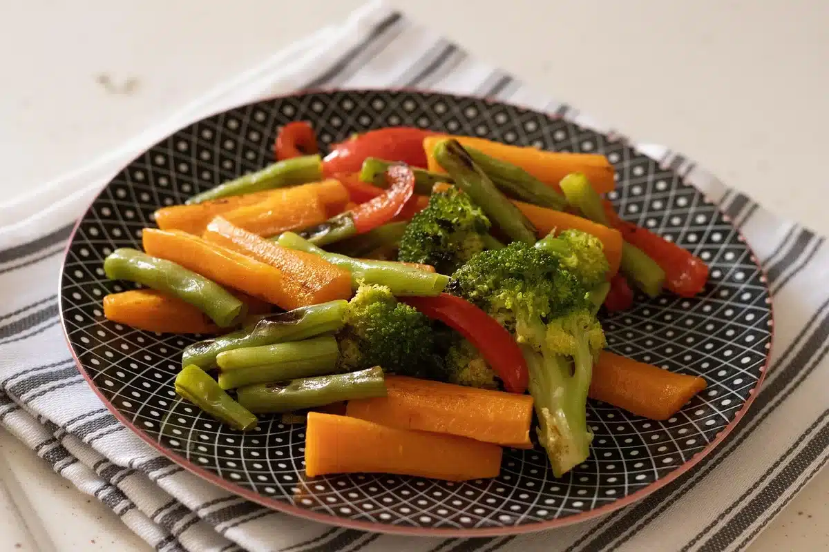 Prato saudável e ténis ao lado, sugerindo alimentação e exercício