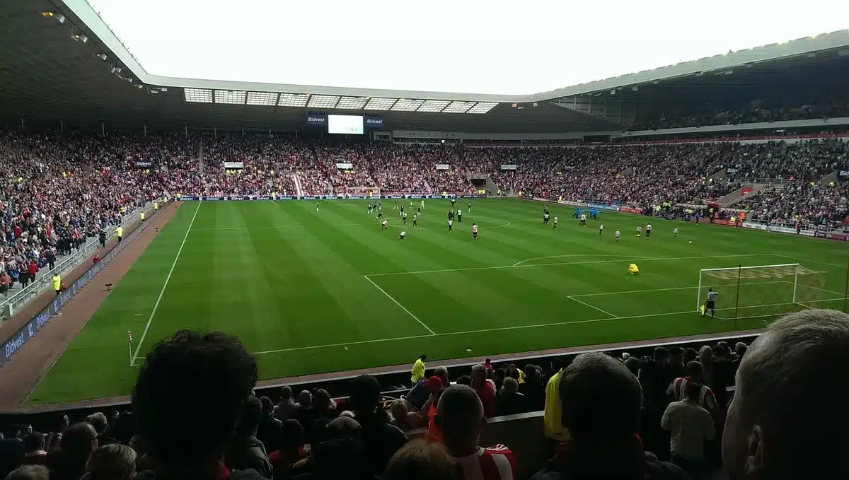 Placar e bancos no estádio após jogo, simbolizando resultados recentes