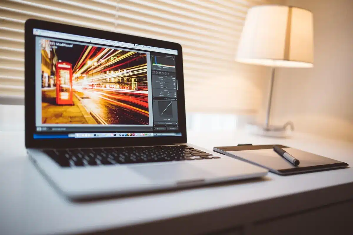 Editor de vídeo a trabalhar num computador com timeline na tela