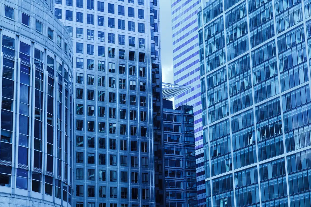Antigos quadros e ambiente corporativo numa sala de reuniões