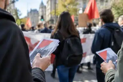 Para Livre, PCP e BE, Governo desvaloriza problemas da habitação e do custo de vida