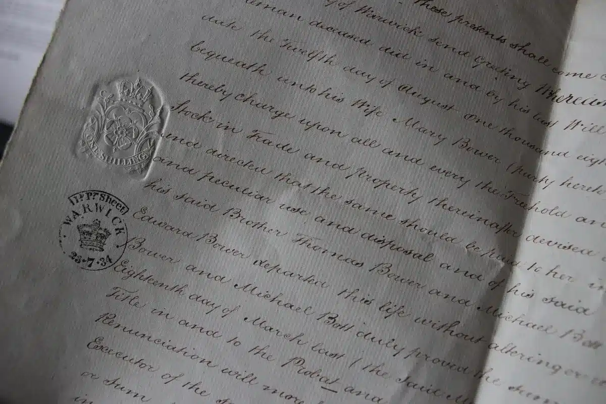 Pastas e documentos legais sem identificação sobre uma mesa