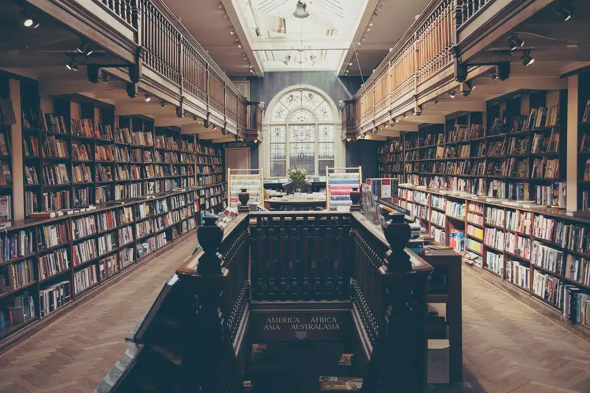 Mesa de leitura de arquivo com documentos e transcrições